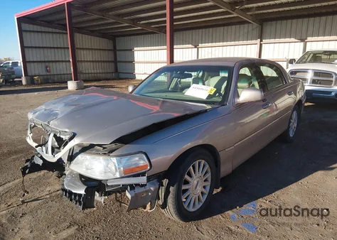 2003 Lincoln Town Car Executive из США, поврежденный, VIN 1LNHM81W33Y660267